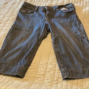 Women’s jean capris. 12P. Medium wash.